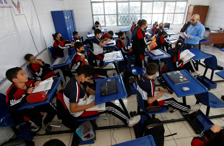 Alunos de ensino médio pedalam suas 'carteiras ergométricas' em colégio em San Nicolas de los Garza, no norte do México