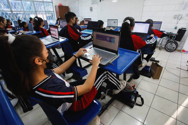 Alunos de ensino médio pedalam suas 'carteiras ergométricas' em colégio em San Nicolas de los Garza, no norte do México