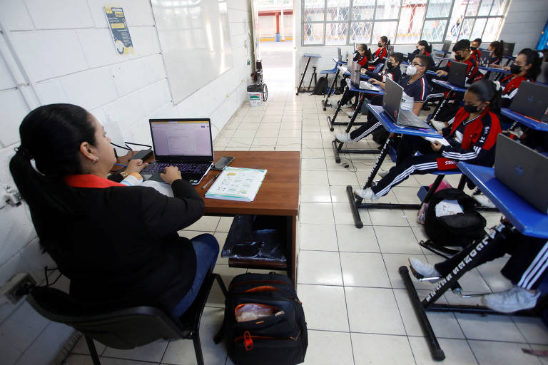 Alunos de ensino médio pedalam suas 'carteiras ergométricas' em colégio em San Nicolas de los Garza, no norte do México