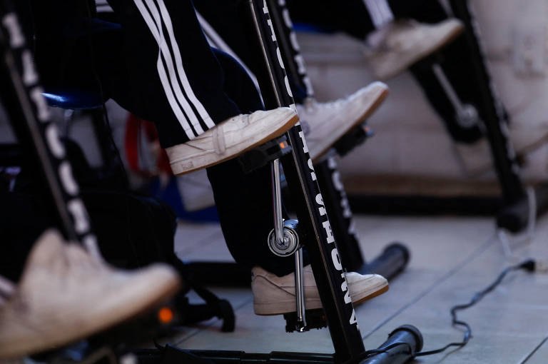 Alunos de ensino médio pedalam suas 'carteiras ergométricas' em colégio em San Nicolas de los Garza, no norte do México