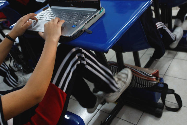 Aluno de ensino médio pedala suas 'carteira ergométrica' em colégio em San Nicolas de los Garza, no norte do México