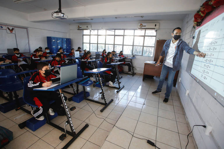 Alunos de ensino médio pedalam suas 'carteiras ergométricas' em colégio em San Nicolas de los Garza, no norte do México