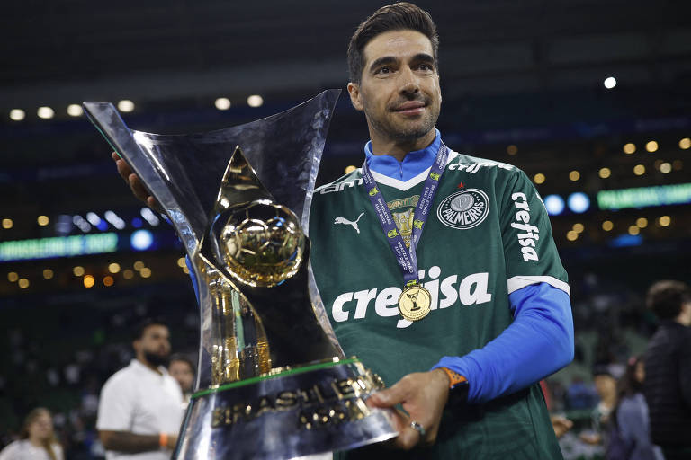 Abel Ferreira com o troféu de campeão brasileiro de 2022 obtido pelo Palmeiras