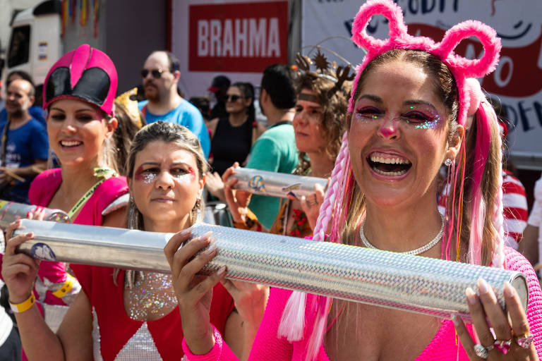 Esquenta do Carnaval no Rio de Janeiro reúne centenas de foliões