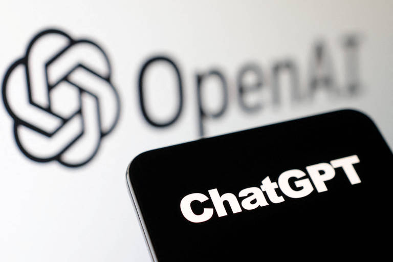 Smartphone com logo do ChatGPT à frente de banner da startup de inteligência artificial OpenAI