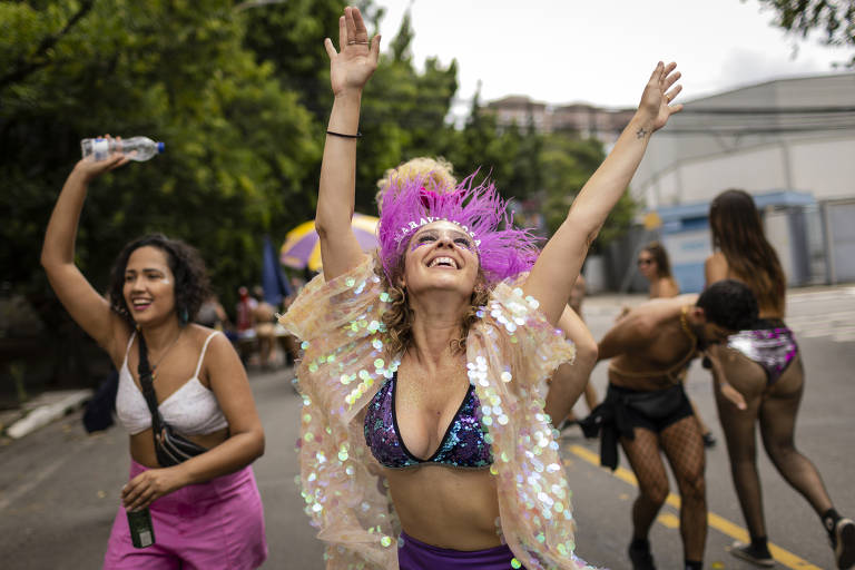 Xeque Mate vira bebida da moda em blocos de Carnaval de SP - 09/02/2023 -  Cotidiano - Folha