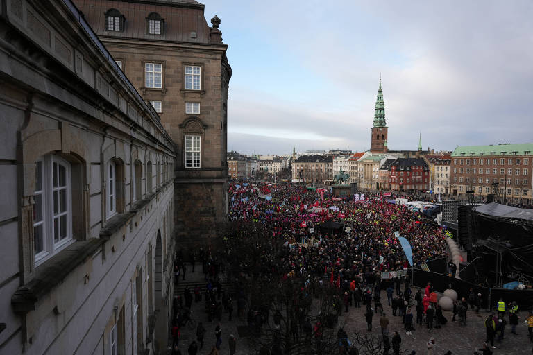 Ato em defesa de feriado reúne milhares de pessoas na Dinamarca