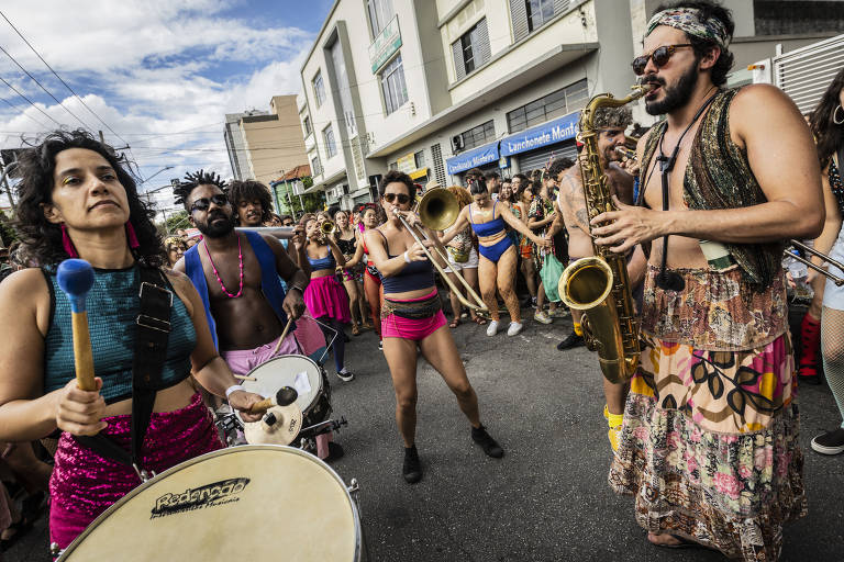 Xeque Mate vira bebida da moda em blocos de Carnaval de SP - 09/02/2023 -  Cotidiano - Folha