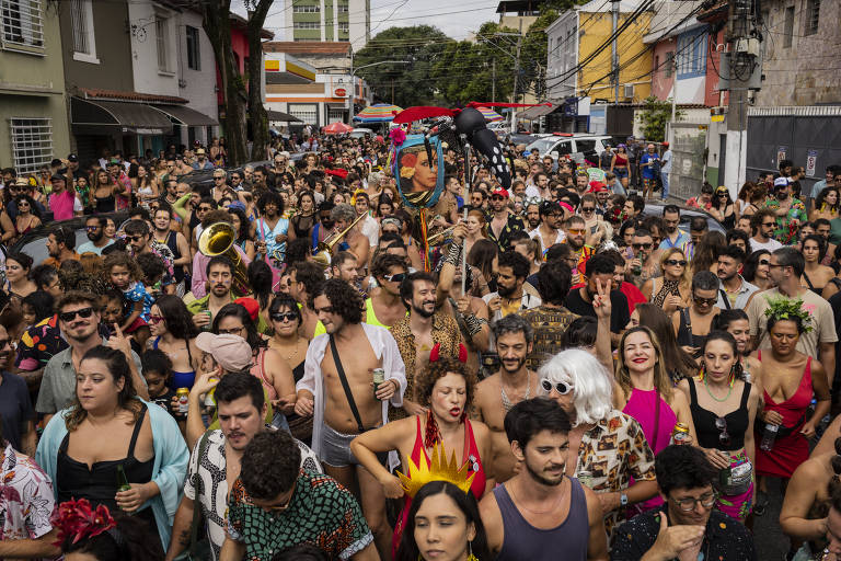 Xeque Mate vira bebida da moda em blocos de Carnaval de SP - 09/02/2023 -  Cotidiano - Folha