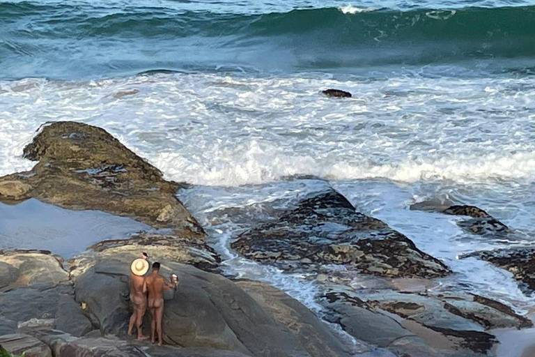 Nudistas na praia do Pinho, em Balneário Camboriú (SC)