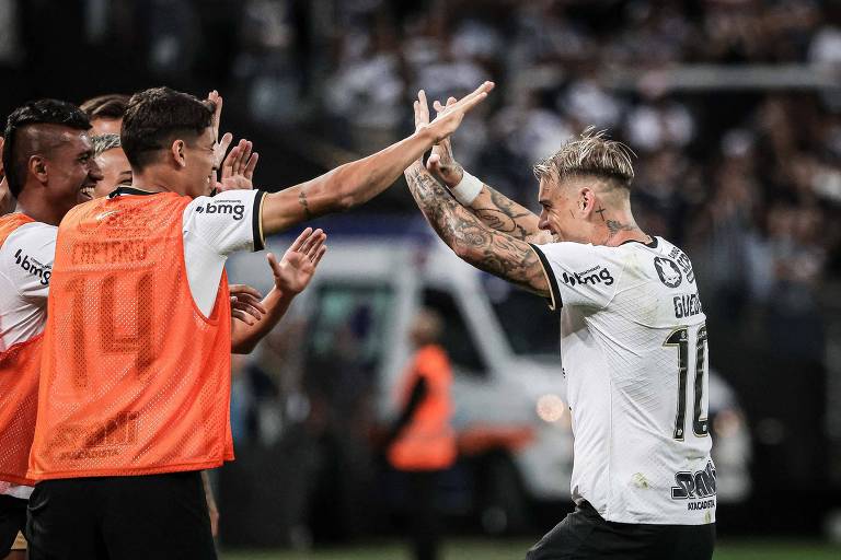 Róger Guedes comemora com os reservas do Corinthians o gol que marcou contra o Botafogo