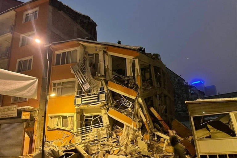 Terremoto mata mais de 2.400 na Turquia e na Síria - 05/02/2023 - Mundo - Folha