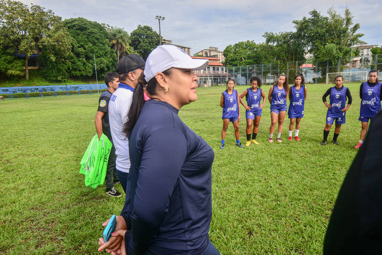 Ester Silva, coordenadora de futebol do Ypiranga, fala com as jogadoras antes do início do estadual