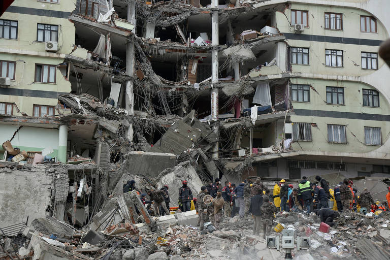 Trabalhadores de resgate buscam sobreviventes entre escombros em Divarbakir, na Turquia