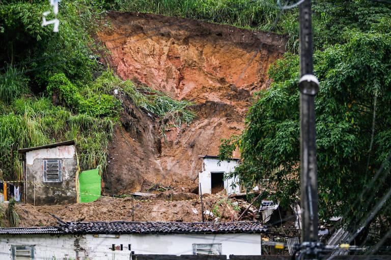 Deslizamento de barreira em Águas Compridas, em Olinda na grande Recife nesta segunda-feira (6)