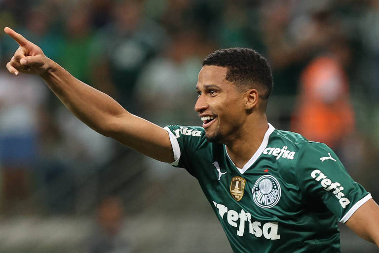 Apontando com o dedo indicador da mão direita para o alto, Murilo comemora gol pelo Palmeiras diante do Bragantino no Campeonato Paulista de 2022
