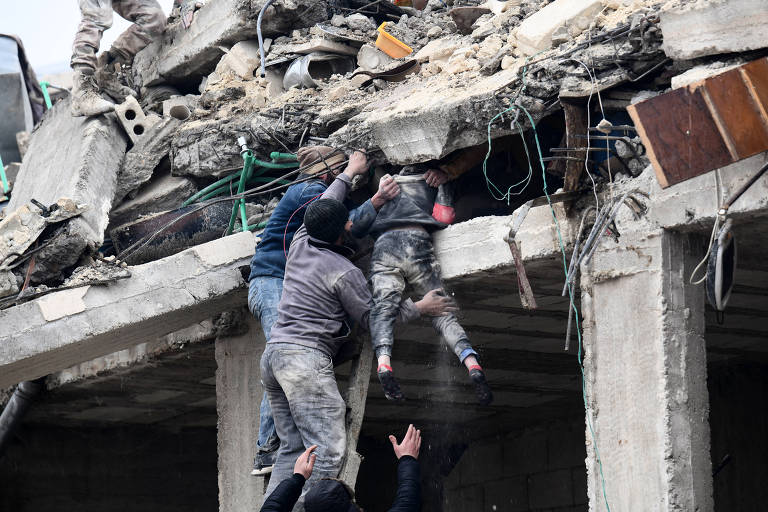 Menina é resgatada de escombros de prédio destruído na cidade de Jandaris, em área controlada por rebeldes sírios