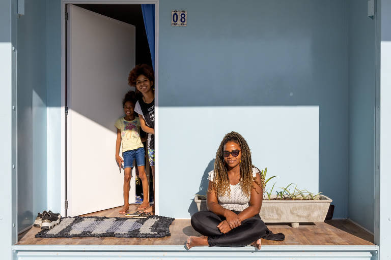 Jacira do Nascimento, 40, com as filhas Estefani, 18, e Talena, 8, em sua casa na Vila Reecontro