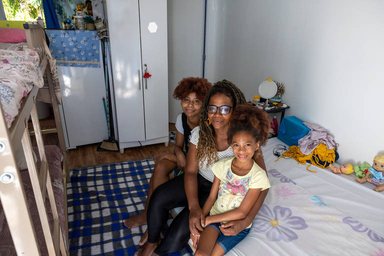 Jacira do Nascimento, 40, vive há três anos em abrigos municipais e ocupações com as filhas Estefani, 18, e Talena, 8