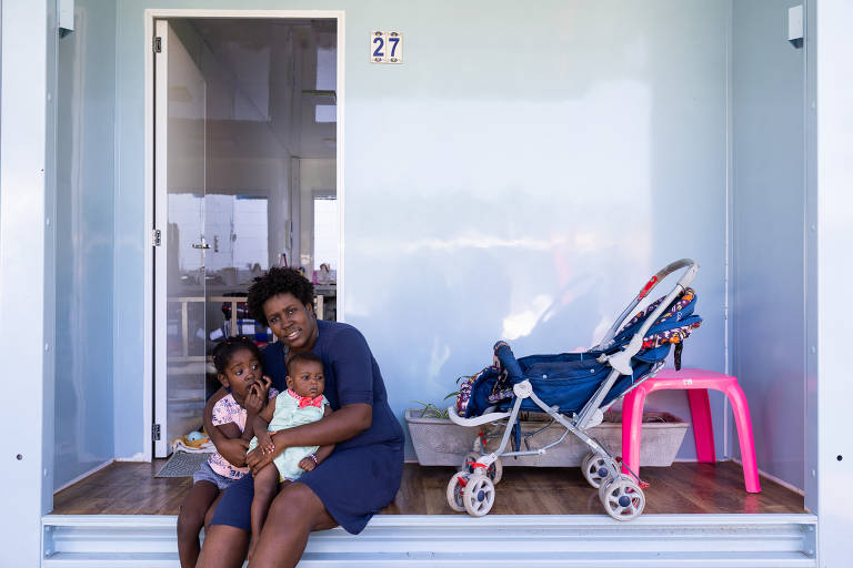 Gilmara Gonçalves, 35, com as filhas Maria Isis, 8 meses, e Rafaela Cristina, 4