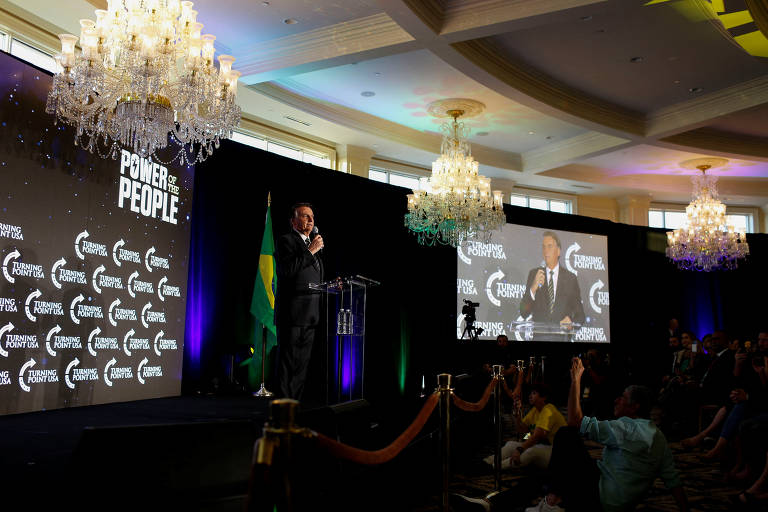 O ex-presidente Jair Bolsonaro discursa durante evento com apoiadores em Miami