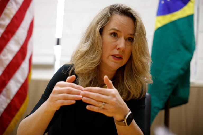 A americana Amy Pope, eleita chefe da Organização Internacional para Migrações da ONU, durante entrevista na embaixada americana em Brasília