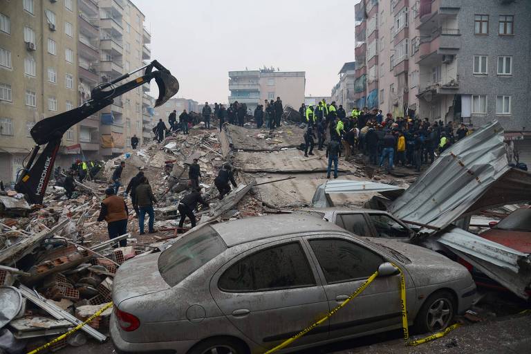 Equipes buscam sobreviventes entre os destroços de prédio destruído por terremoto em Diyarbakir, na Turquia