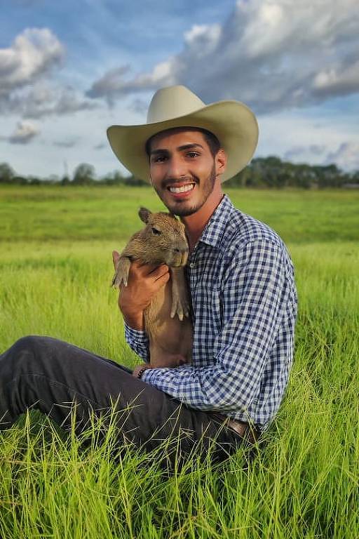 Agenor Tupinambá e sua capivara Filó