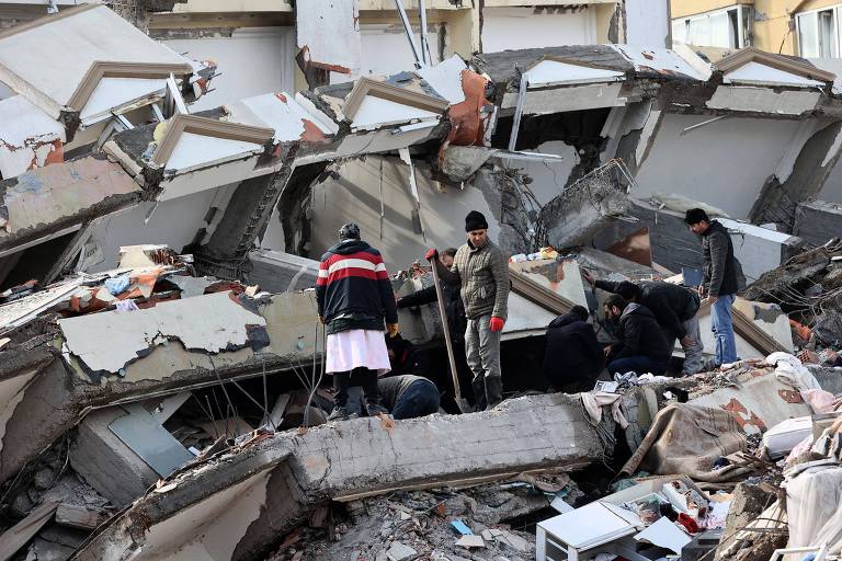 Frio e crise política contínua dificultam resgates após terremoto na Turquia e na Síria