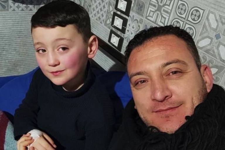 Ismael e seu filho Mustafa no hospital, em foto feita minutos antes do terremoto