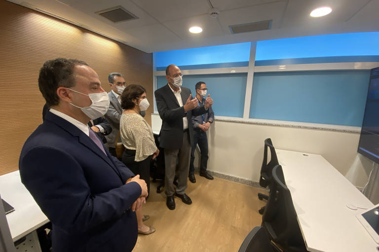 A ministra da Saúde, Nísia Trindade, visita o Incor (Instituto do Coração), em São Paulo