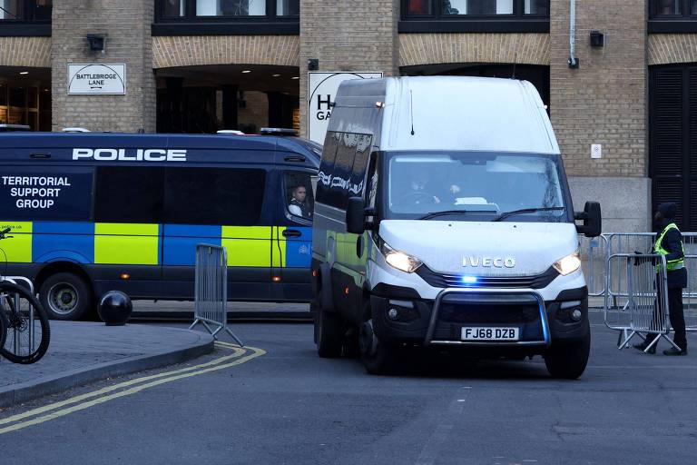 Van chega à corte de Southwark, em Londres, durante anúncio de sentença de policial condenado por crimes sexuais