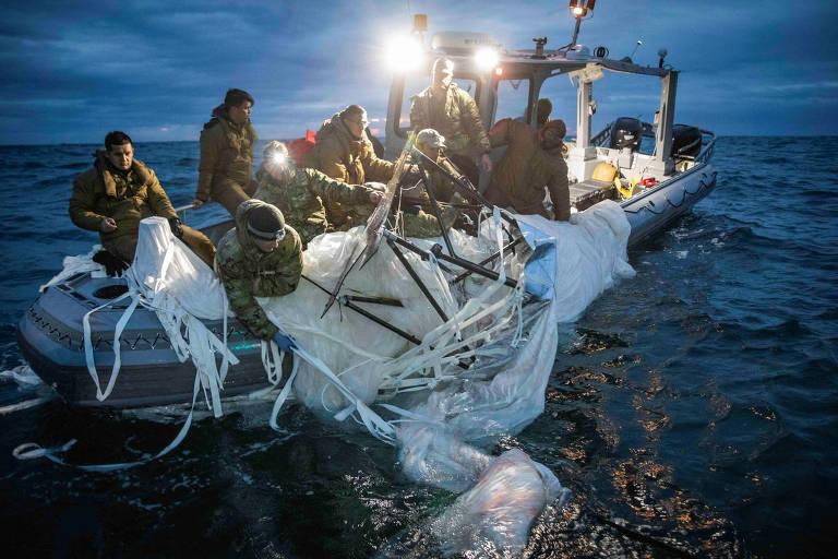 Marinheiros resgatam destroços do balão de alta altitude chinês que foi derrubado por caça americano