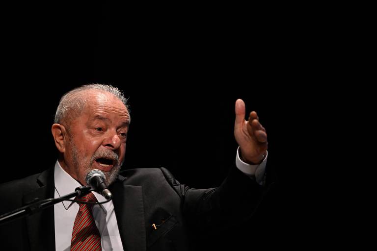 De terno, Lula gesticula com o braço esquerdo e fala ao microfone