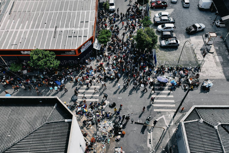 Imagem feita por drone da cracolândia que se instalou na esquina da rua Conselheiro Nébias com a rua dos Gusmões 