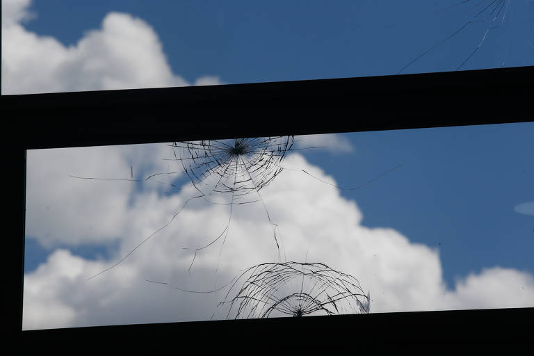Ainda é possível ver vidros trincados no salão nobre do Palácio do Planalto, proveniente tanto do vandalismo cometido pelos golpistas, quanto pelo confronto dos policiais militares que tentavam retirar os criminosos do local