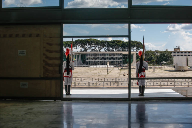 Os vidros quebrados pelos golpistas, como este no salão nobre do Planalto, são uma parte de tudo o que foi depredado na invasão aos palácios, envolvendo também obras de arte, quadros presidenciais e móveis