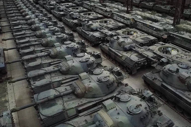 Tanques Leopard-1 em fábrica na Bélgica