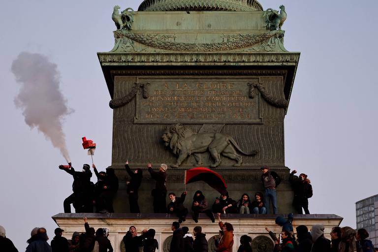 Manifestantes contra a reforma da Previdência ocupam monumento na Praça da Bastilha, em Paris, no terceiro dia da jornada de protestos contra o projeto de Emmanuel Macron