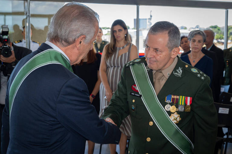O general Tomás Paiva cumprimenta José Múcio, observados pelo público que compareceu à passagem do comando do Exército.