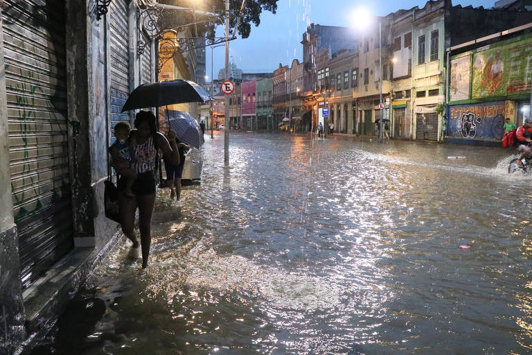 Alagamento na rua Camerindo, na região central do Rio de Janeiro, que está no estado de alerta para temporais durante a noite desta terça (7)