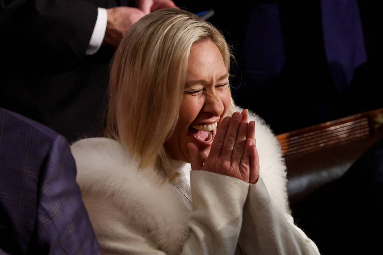 A deputada republicana Marjorie Taylor Greene ri antes do discurso de Estado da União do presidente Joe Biden