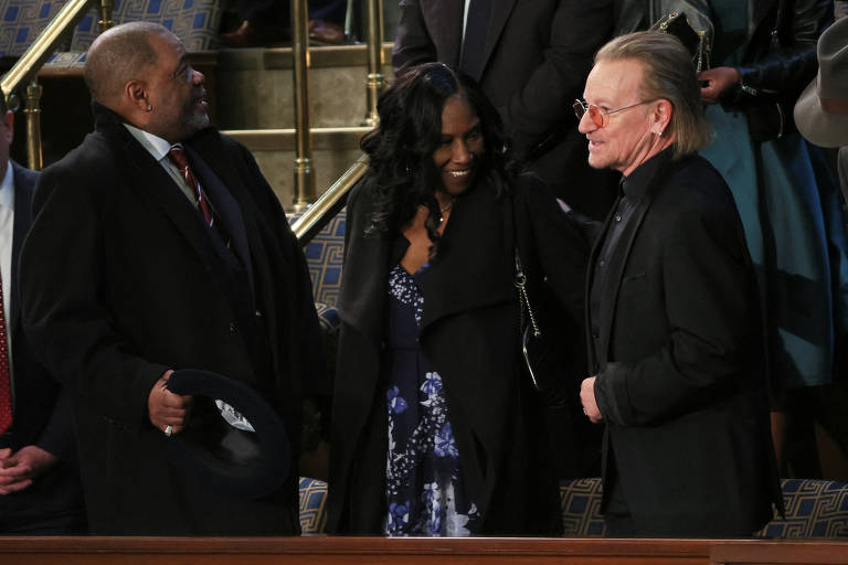 Rodney Wells and RowVaughn Wells, o padrasto e a mãe de Tyre Nichols, ao lado do cantor Bono na audiência do Capitólio