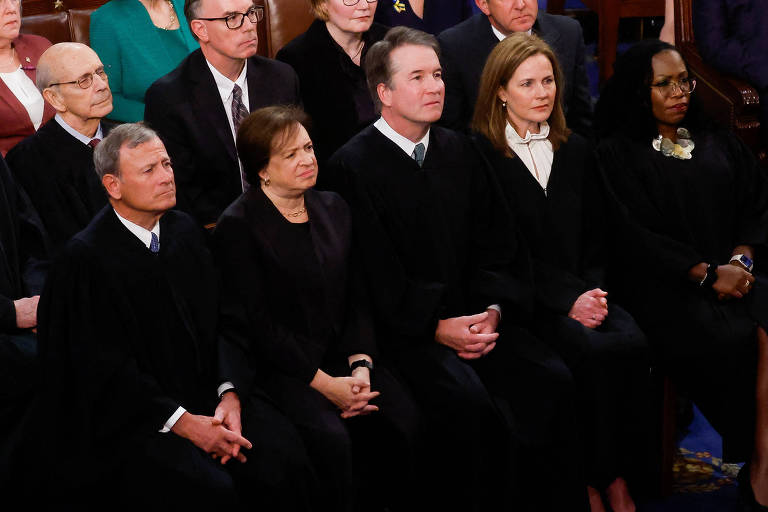 Juízes da Suprema Corte dos EUA assistem ao discurso do Estado da União no Capitólio