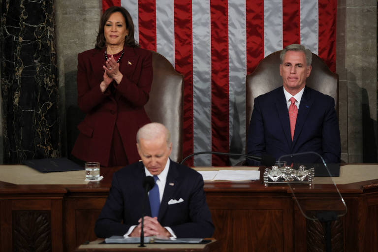 O presidente dos EUA, Joe Biden, ladeado por sua vice, Kamala Harris, e pelo presidente da Câmara, Kevin McCarthy 