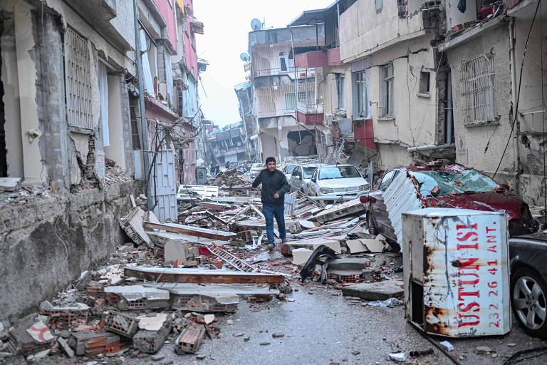 Turcos se enfurecem com resposta de Erdogan ao terremoto; mortes passam de 15 mil