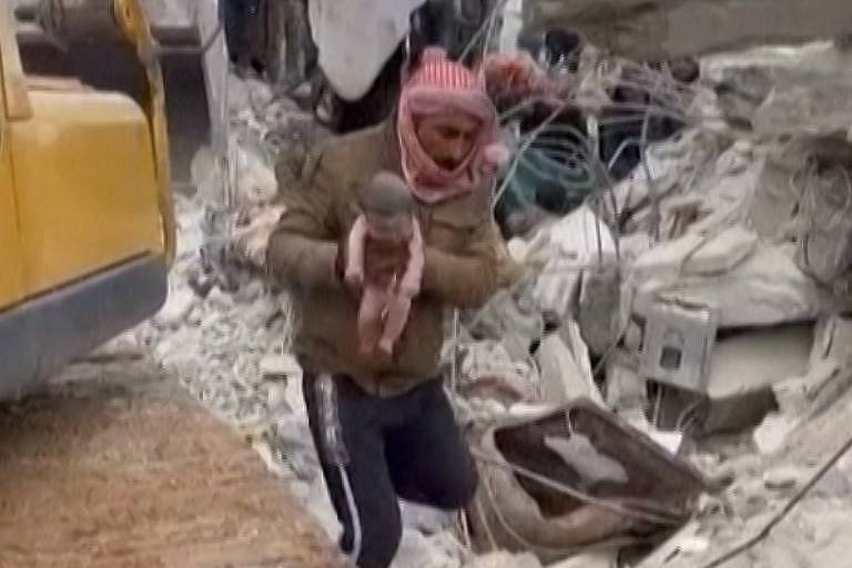 Equipe de resgate socorre recém-nascido encontrado sob escombros na Síria