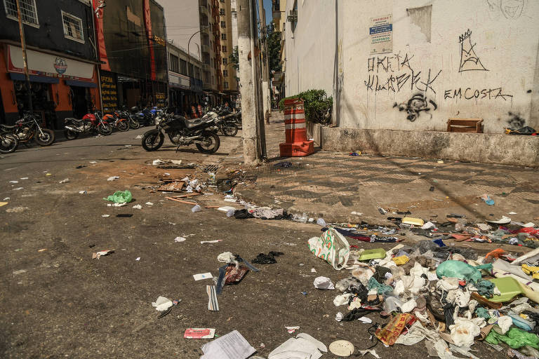 Lixo acumulado nas ruas do bairro de Santa Efigênia, na região central de São Paulo em fevereiro do ano passado