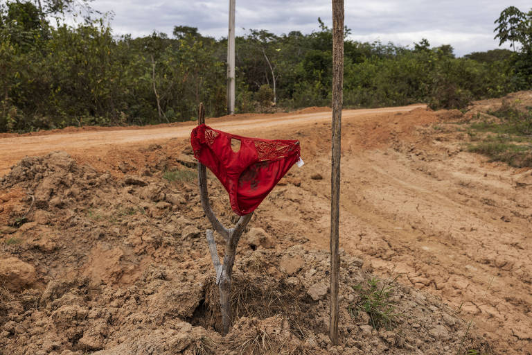 Calcinha vermelha indica entrada do local conhecido como porto da Calcinha, às margens do rio Uraricoera, no município de Alto Alegre (RR). O porto é um ponto importante na logística de abastecimento dos garimpos dentro da Terra Indígena Yanomami
