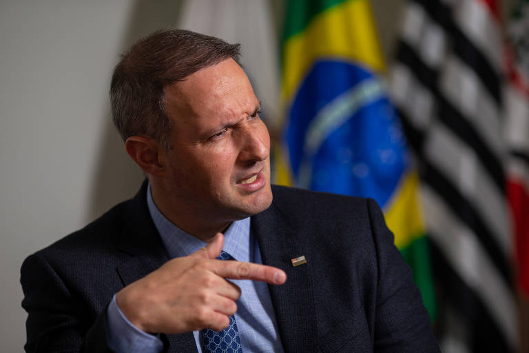 De 2017 a 2019, ele se tornou bacharel em Direito pela Universidade Cruzeiro do Sul. Paralelamente, fez pós-graduação em Ciências Jurídicas pela mesma universidade, em 2018